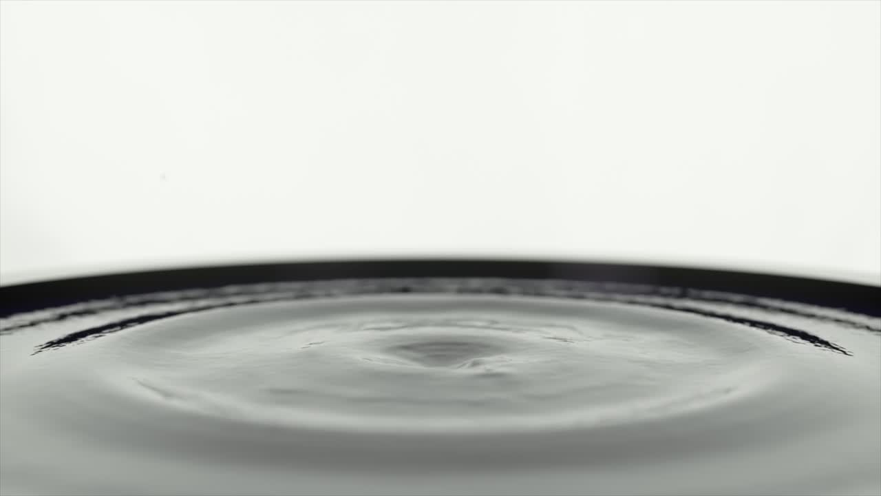 보라색 잉크 방울 스플래시