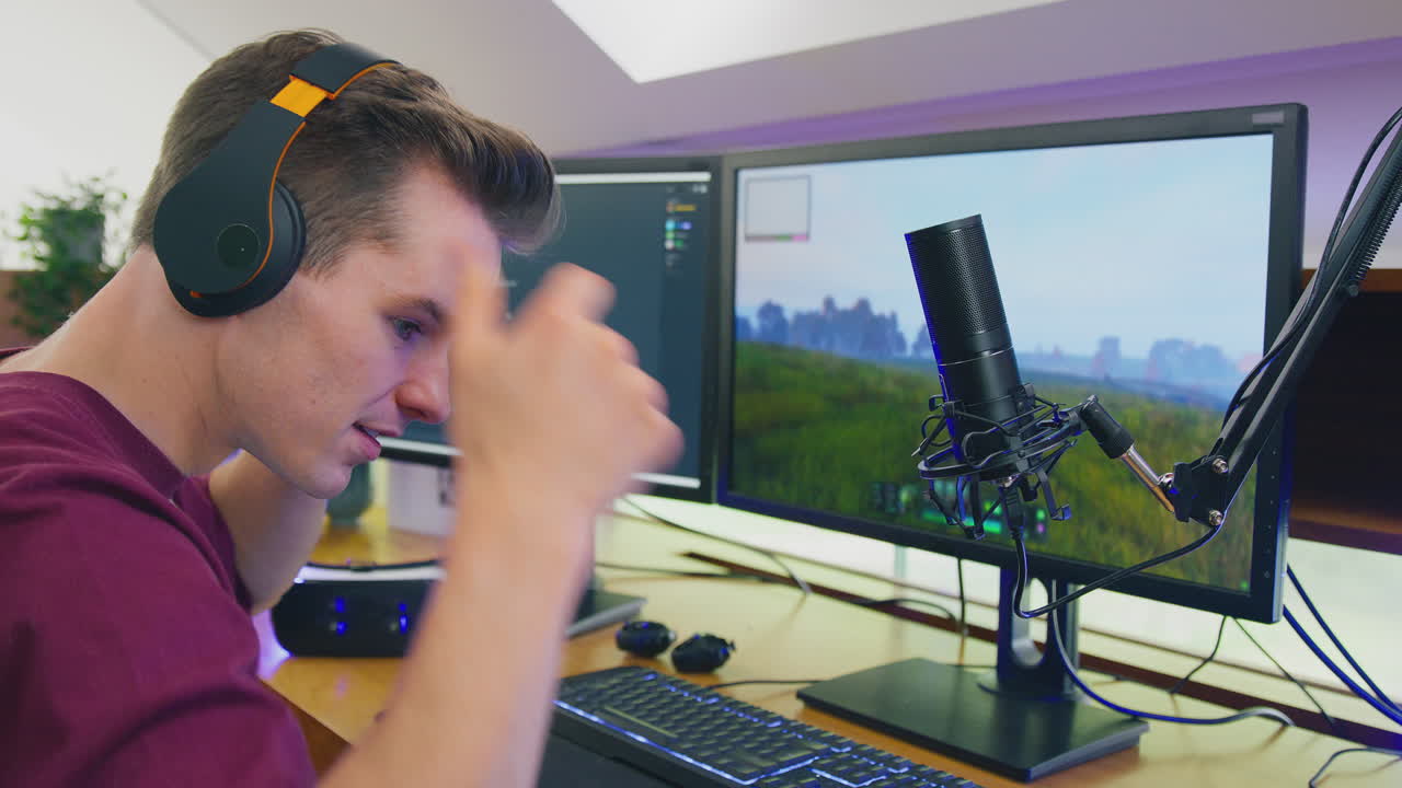 집에 앉아서 라이브 스트리밍을 위해 헤드폰을 끼고 게임하는 남자