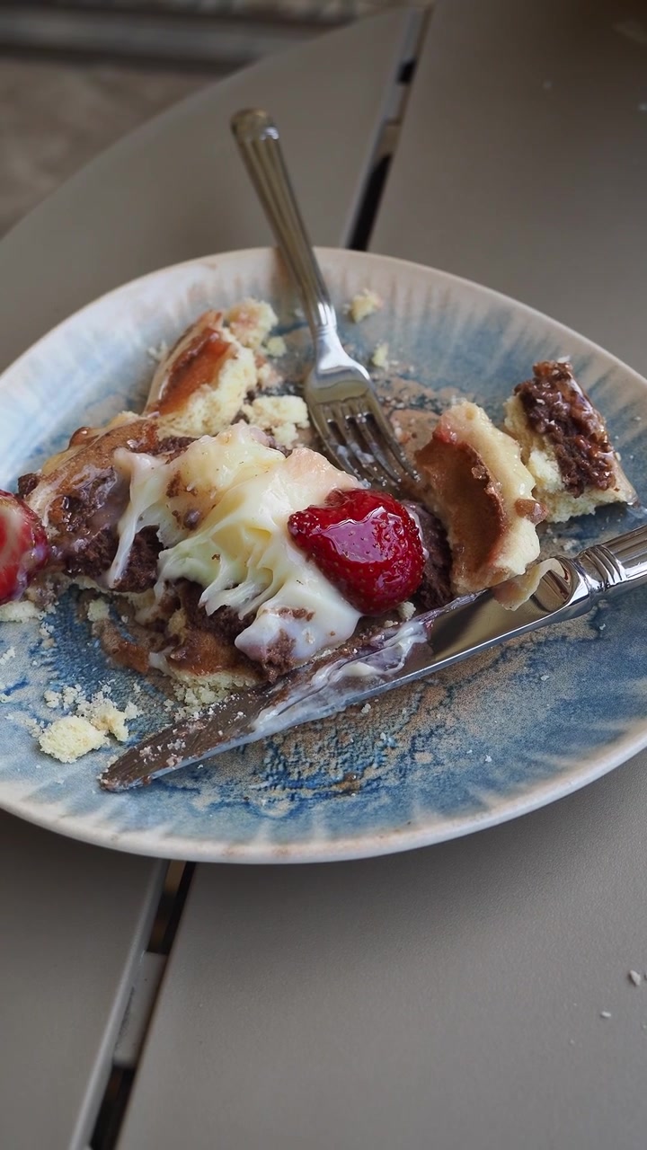 Tabakta Çilekli ve Kremalı Yarısı Yenmiş Waffle