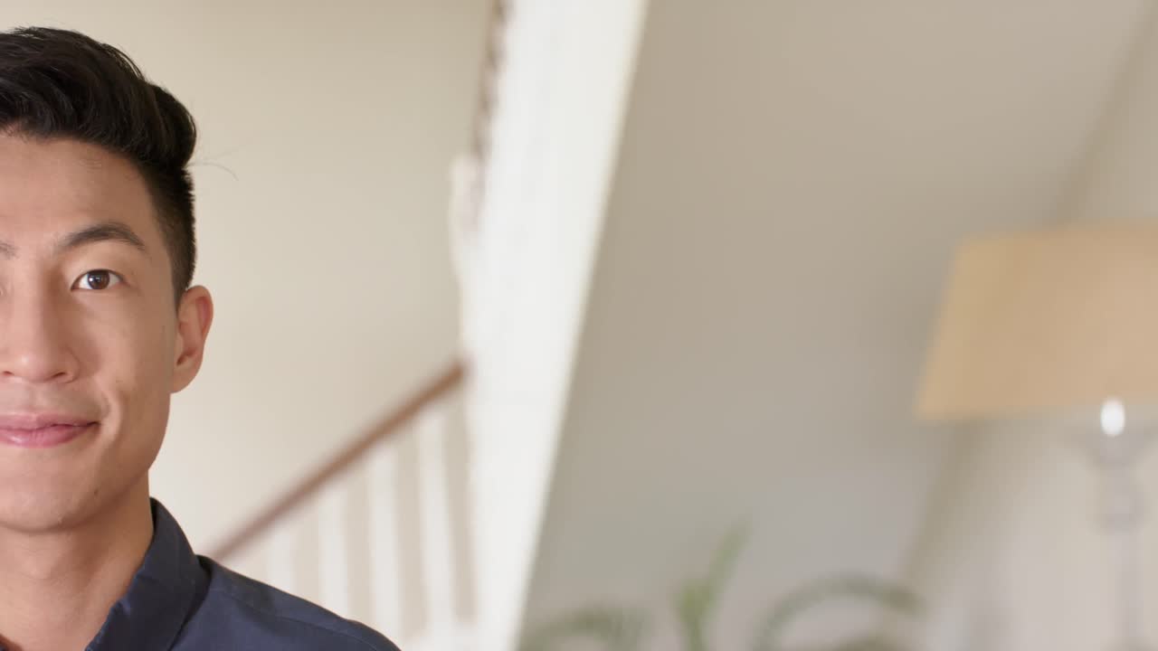 집에서 행복한 두 인종 남자의 반 초상화, 슬로우 모션