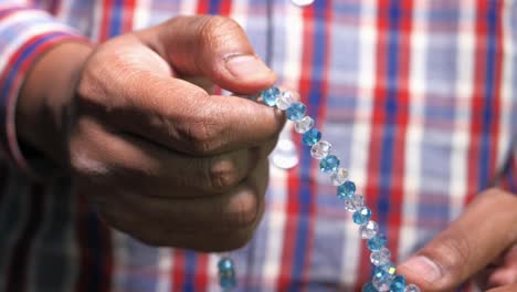 artesano que hace joyas de cuentas de cristal