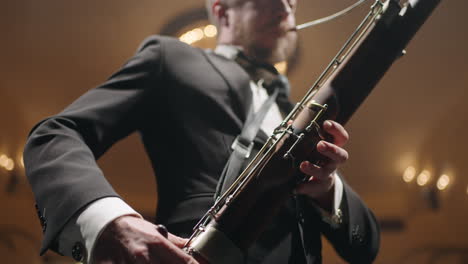 fagotista con instrumento en la escena músico está interpretando música por orquesta sinfónica de fagot