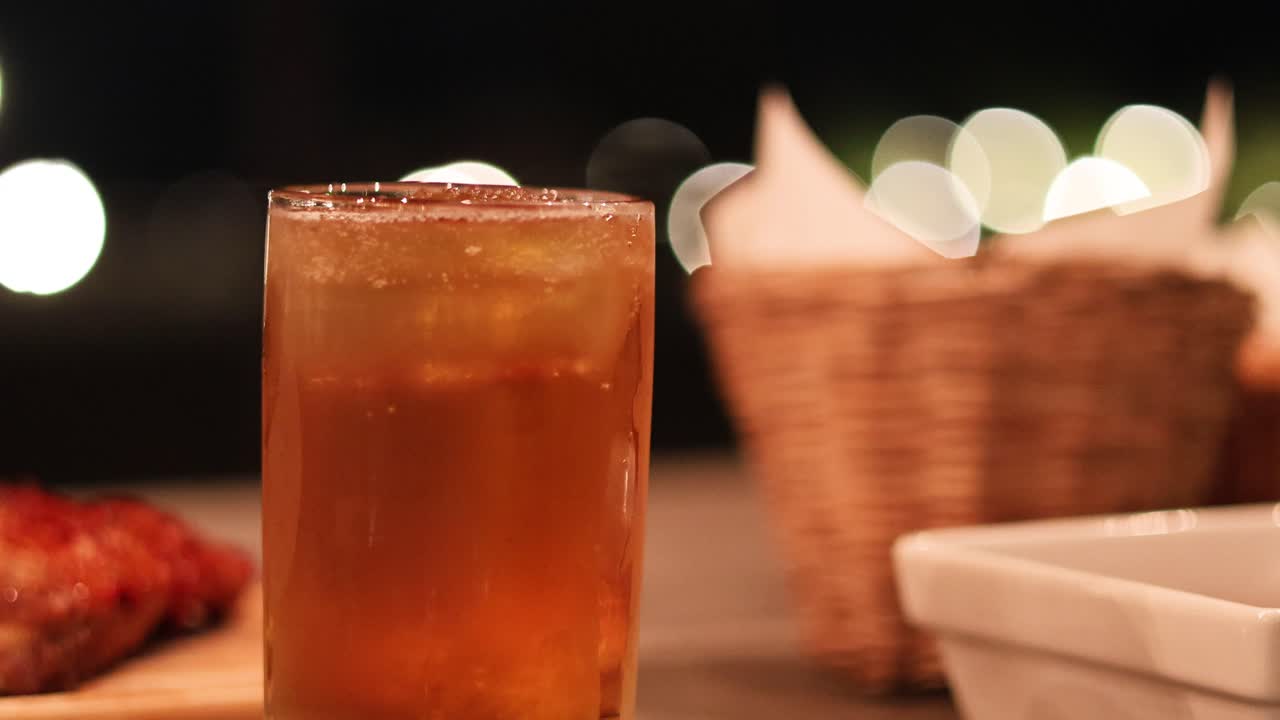 냉정한 맥주 컵과 쾌적한 환경에서 애피티저.