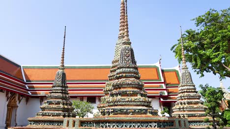 una vista serena de las estupas icónicas de wat pho
