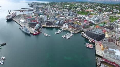 tromsø, noruega imágenes aéreas. tromsø es considerada la ciudad más septentrional del mundo con una población superior a 50.000.