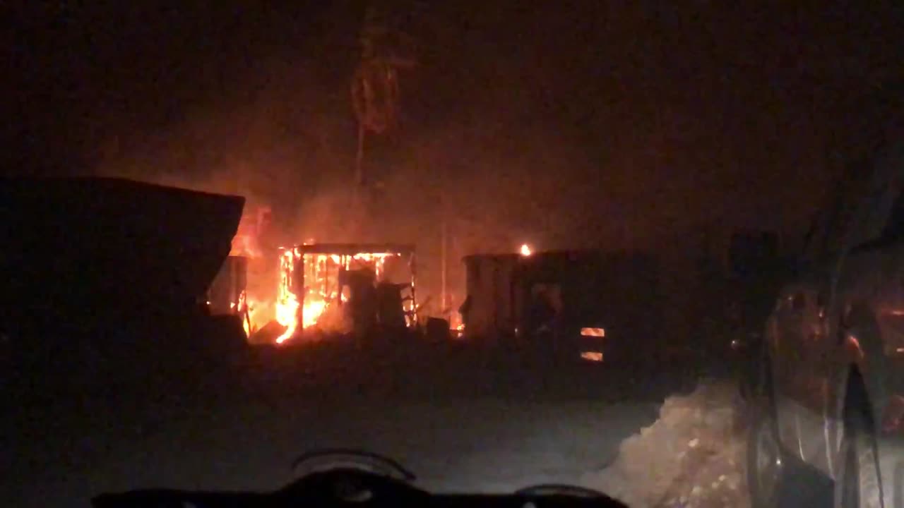 통제 불능의 산불로 구조물이 타다