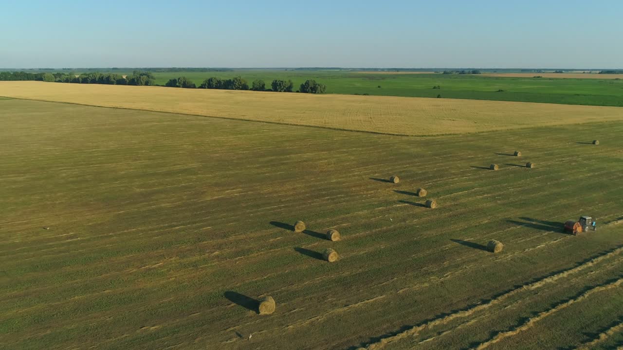 vista aérea balas de heno en el campo agrícola en verano al atardecer, pajar