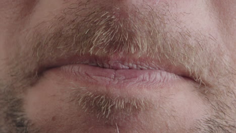 hombre de cerca boca abierta labios que muestran lengua barba pelo facial