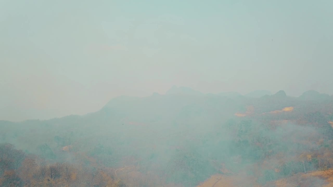 숲 화재의 스모그, 산림 벌채와 기후 위기, 태국, 마혼산의 열대우림 화재로 인한 독성 안개, 공중 영상 4k