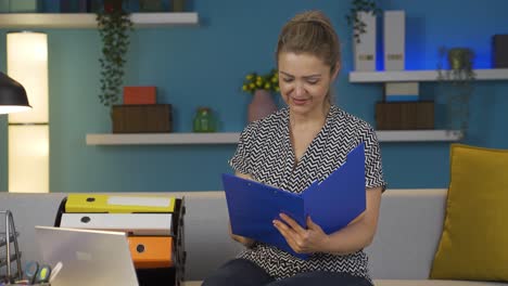 Mujer-Trabajadora-De-Oficina-En-Casa-Mirando-Archivos-De-Papeleo.