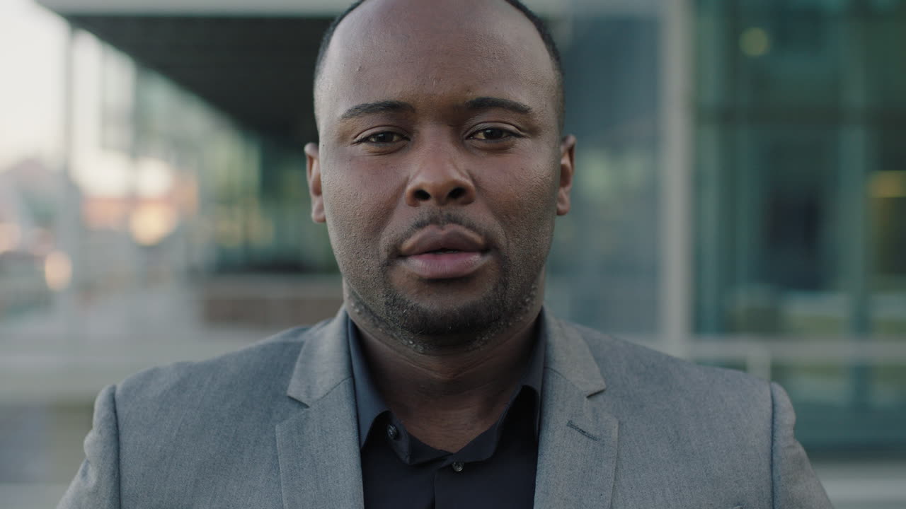 Portrett av afroamerikansk forretningsmann, stolt bedriftseier iført dress.