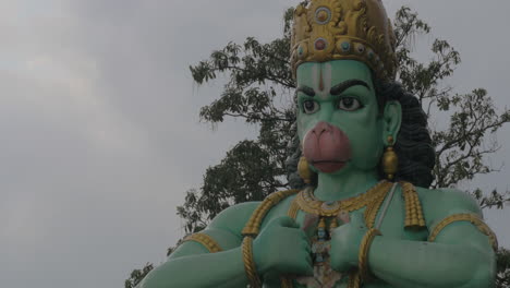 cabeza vista con las manos de la estatua de hanuman en las cuevas de batu, malasia