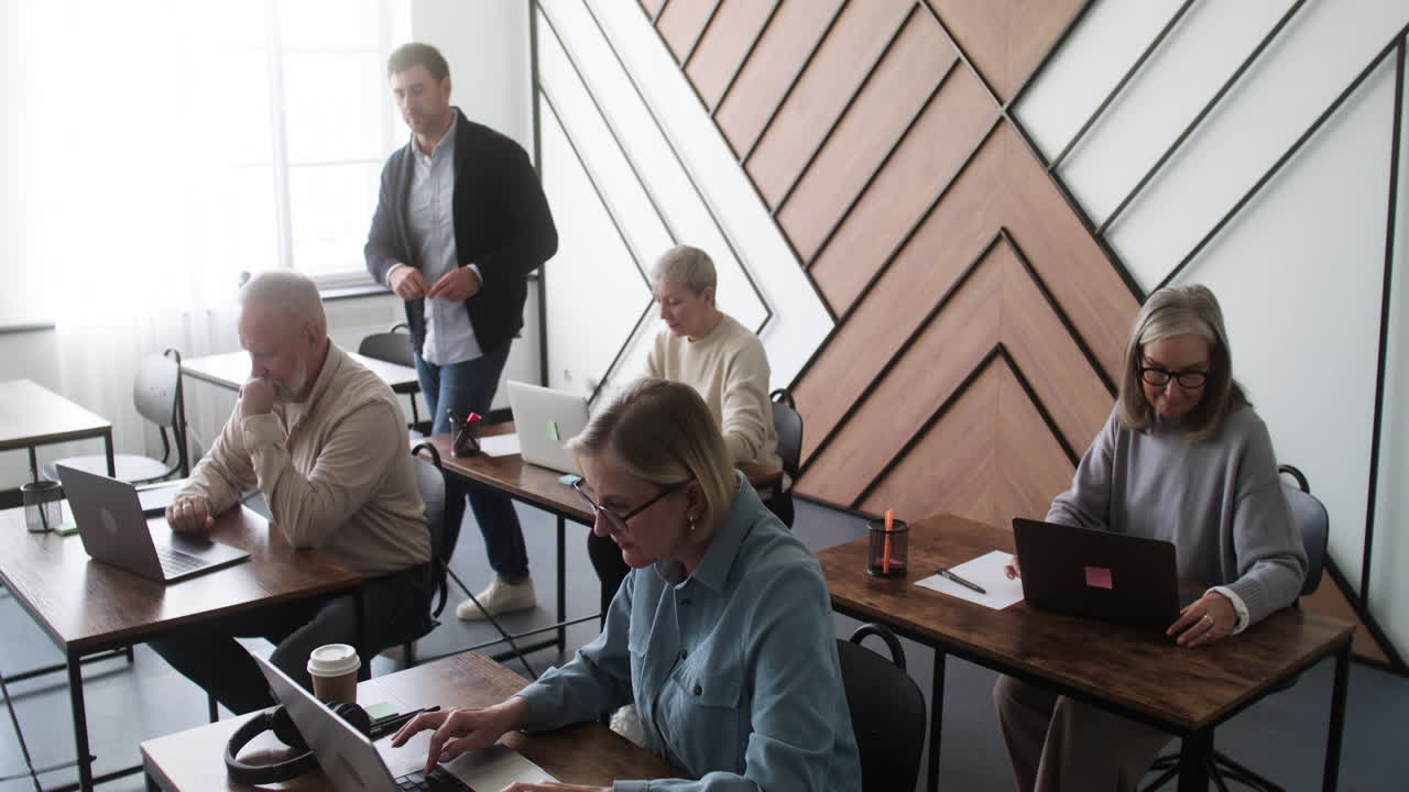 взрослые ученики в классе