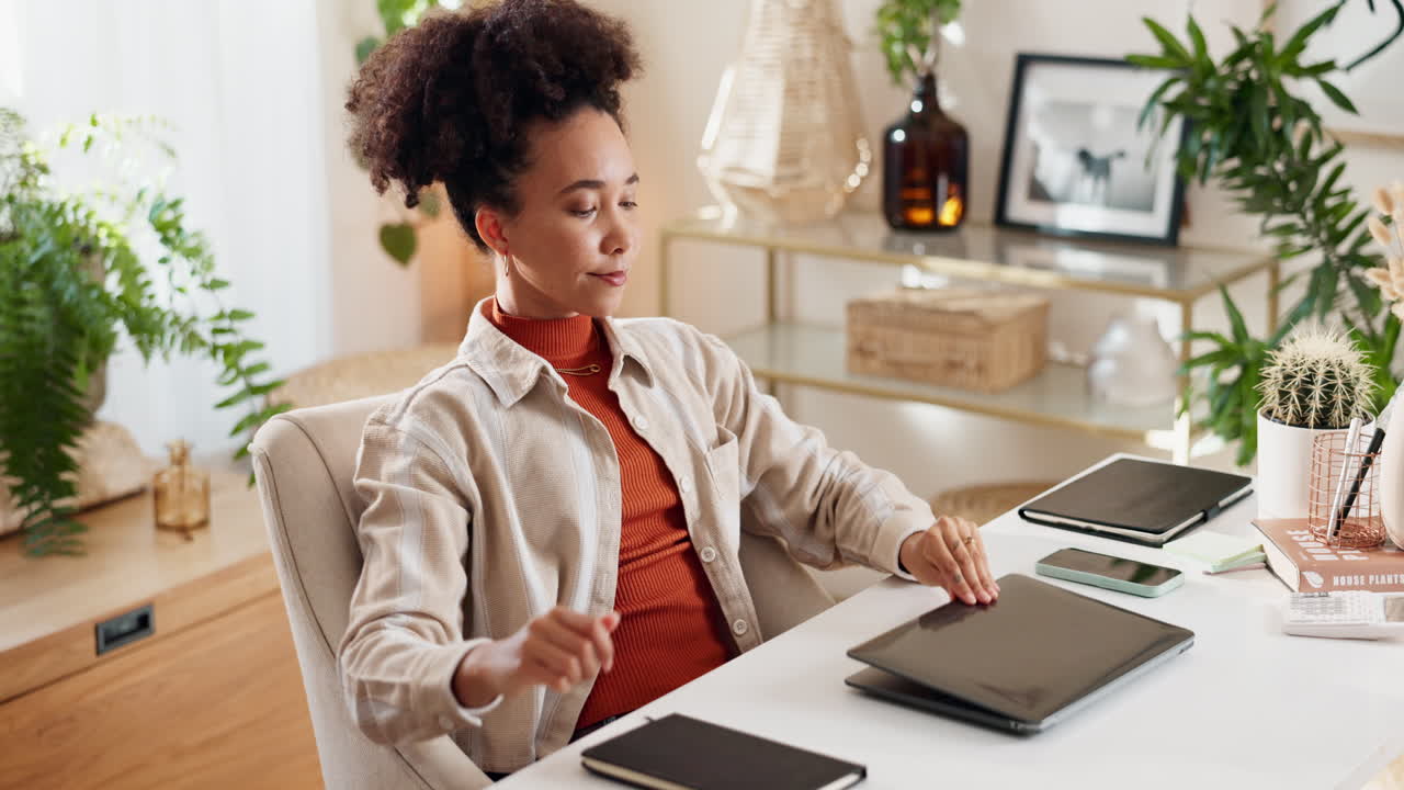 mujer trabajando y relajándose en una oficina en el hogar