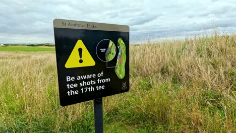 señal de precaución para los golfistas en el tee 17