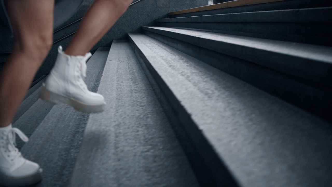 piernas de niña caminando por las escaleras en la estación de metro en la calle de la ciudad.
