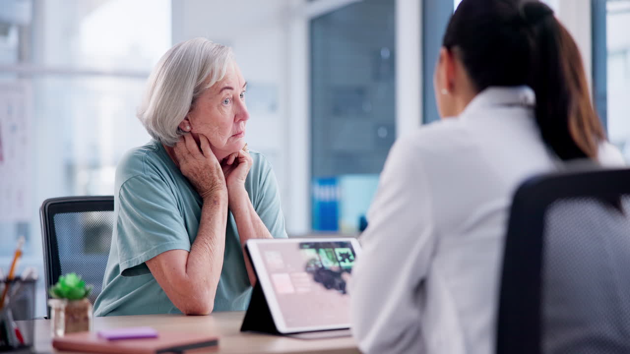 médico, estrés y médico con paciente anciano