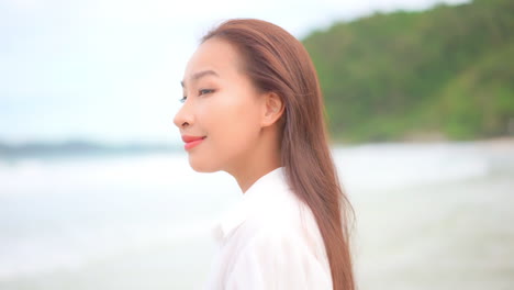 백그라운드에서 바다 해안선을 가진 젊은 여성 프로필의 클로즈업