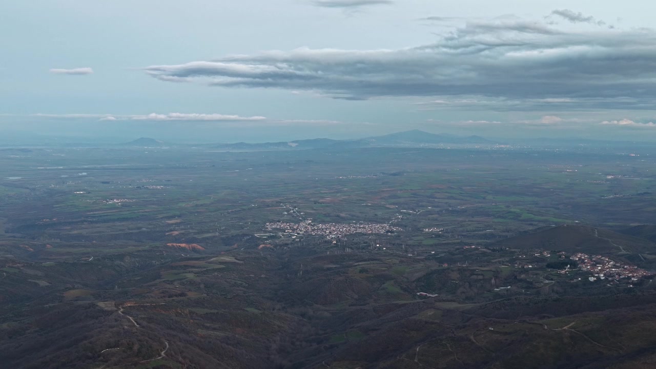 Drönarfilm över Kilkis, Grekland, som visar en oändlig horisont där himmel och land möts, med en balanserad delning av öppen himmel och vidsträckt landsbygd som skapar en filmisk, oändlig landskapskänsla.