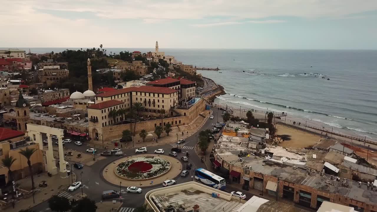 clip aéreo de la hermosa ciudad vieja de jaffa en israel tomado cerca de la torre del reloj de jaffa a partir de la rotonda de tráfico que va al paseo marítimo alrededor de marzo de 2019