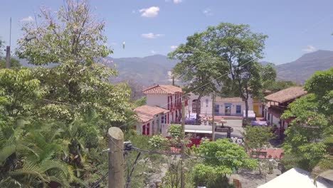 Panorama-Eröffnungsaufnahme,-Die-Pueblo-Paisa,-Cerro-Nutibara,-Medellin-Zeigt