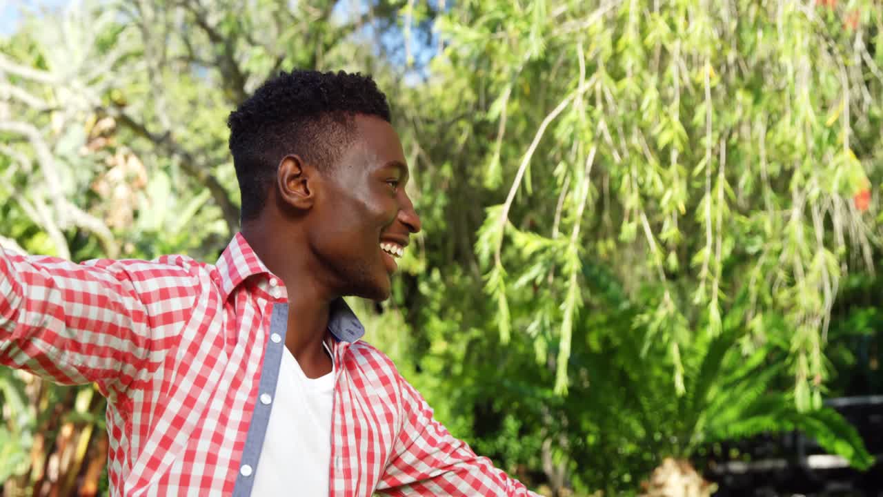 미국  ⁇ 발을 들고 있는 한 가족 이 서로 포옹 하고 있다