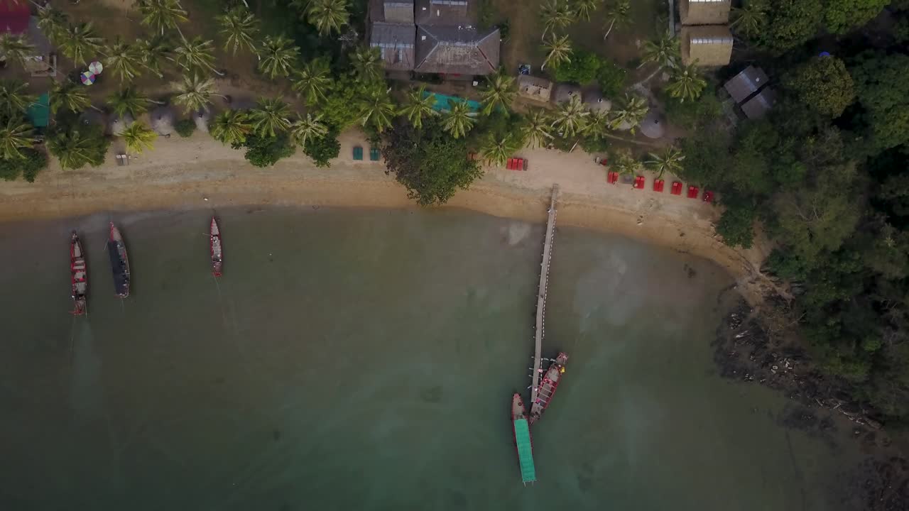 vista aérea de una playa tropical con barcos y palmeras
