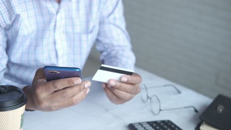 pago en línea con teléfono inteligente y tarjeta de crédito