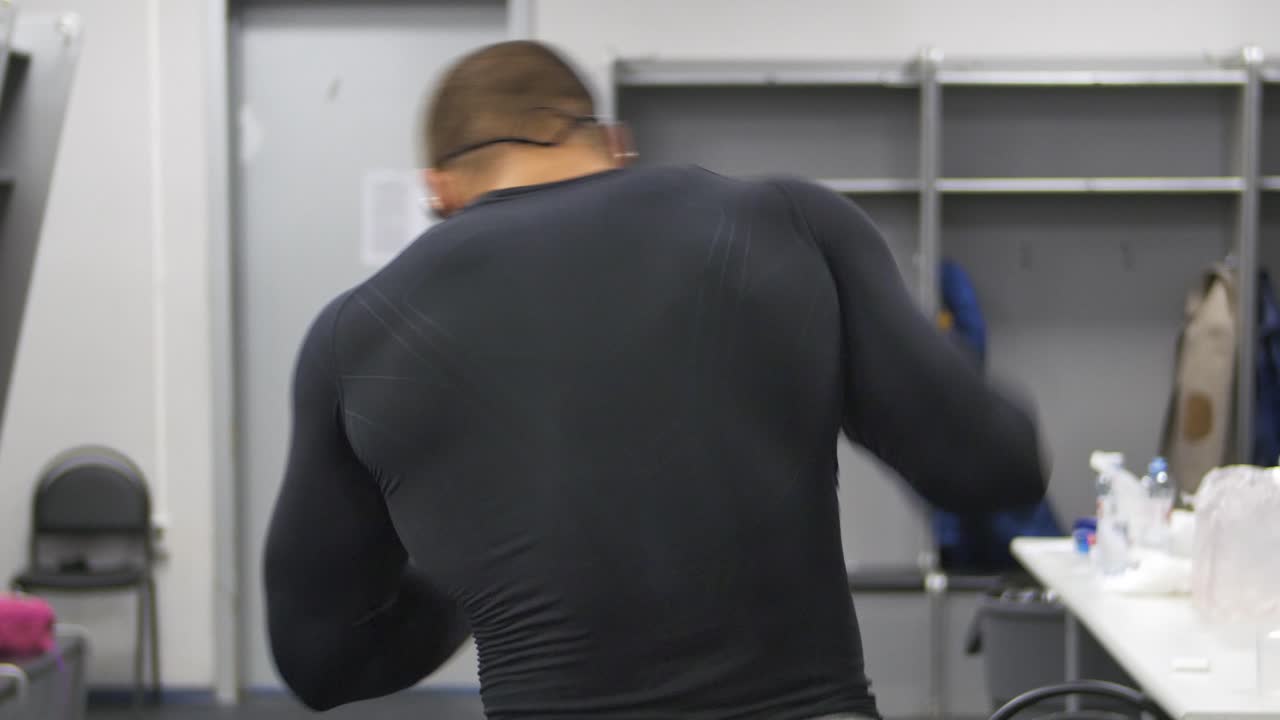 옷차림실에 있는 남자