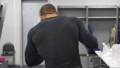 hombre en un vestuario