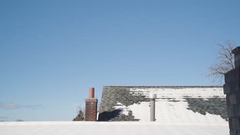 Lapso-De-Tiempo-De-La-Nieve-Derritiéndose-De-Un-Techo-Debido-Al-Rápido-Aumento-De-Las-Temperaturas-Primaverales