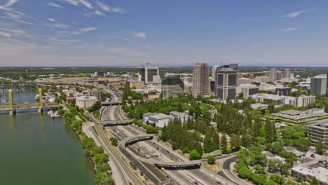 Vista-Aérea-De-La-Ciudad-De-Sacramento,-California,-V21,-Panorámica,-Vista-Panorámica,-Sobrevuelo-Del-Río,-Captura-Del-Tráfico-De-La-Autopista-Interestatal-Junto-Al-Río-Y-El-Paisaje-Urbano-Del-Centro-A-La-Luz-Del-Día,-Filmada-Con-El-Cine-Mavic-3,-Junio-De-2022