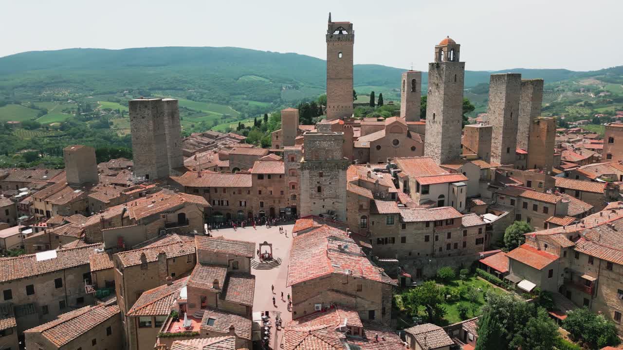 san gimignano con torres históricas y techos de terracota en un día soleado, vista aérea