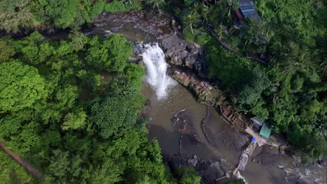 Vogelperspektive-über-Den-Tegenungan-Wasserfall-In-Bali,-Indonesien---Drohnenaufnahme