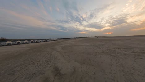 Vuelo-Aéreo-De-Drones-A-Través-De-La-Playa-Vacía-De-Vrouwenpolder-Al-Atardecer