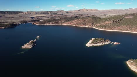 Vista-Aérea-De-Islotes-Rocosos-En-El-Embalse-De-Agua-De-Flaming-Gorge-Utah-Wyoming-Border-Usa,-área-Recreativa-En-Día-Soleado,-Disparo-De-Drones