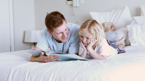 niño leyendo un libro con su padre