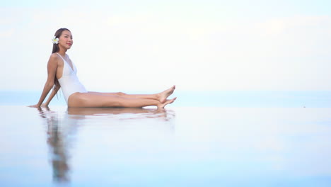 Una-Ilusión-óptica-De-Una-Mujer-Bonita-Flotando-En-El-Aire-Entre-El-Agua-Y-El-Horizonte-Del-Océano