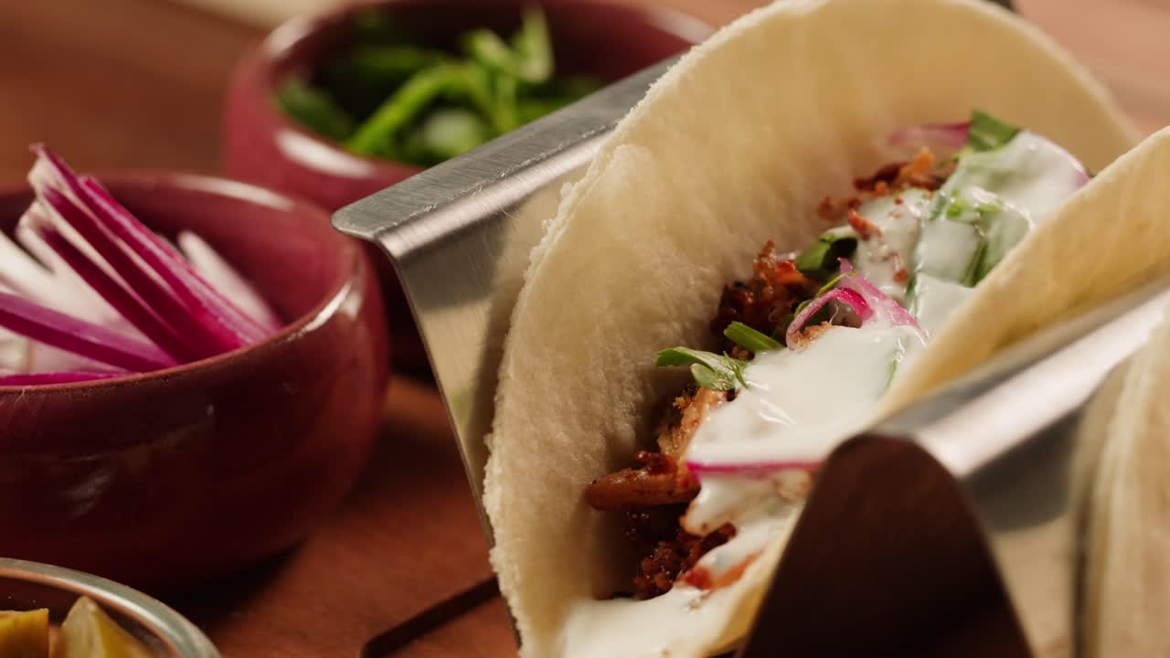 Deliziosi taco di maiale con condimenti