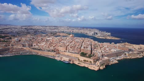 Wunderschöne-Dramatische-Drohnenlandschaft-Der-Stadt-Valletta-An-Einem-Warmen,-Sonnigen-Tag