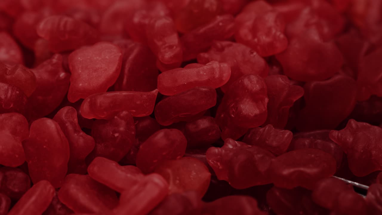 빨간색 젤라틴 기반 구미 비타민 보충제의 클로즈업 샷