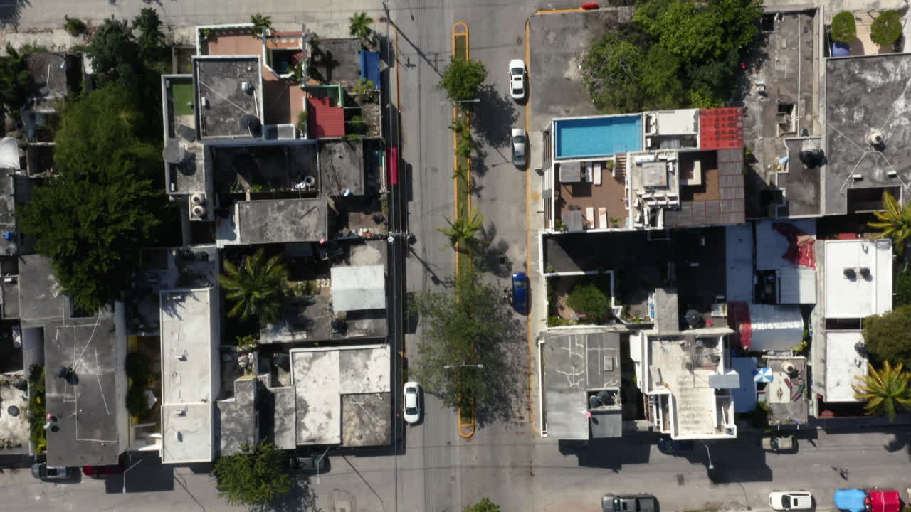 Ciclistas pedalando na rua em uma área residencial de um quarteirão no México