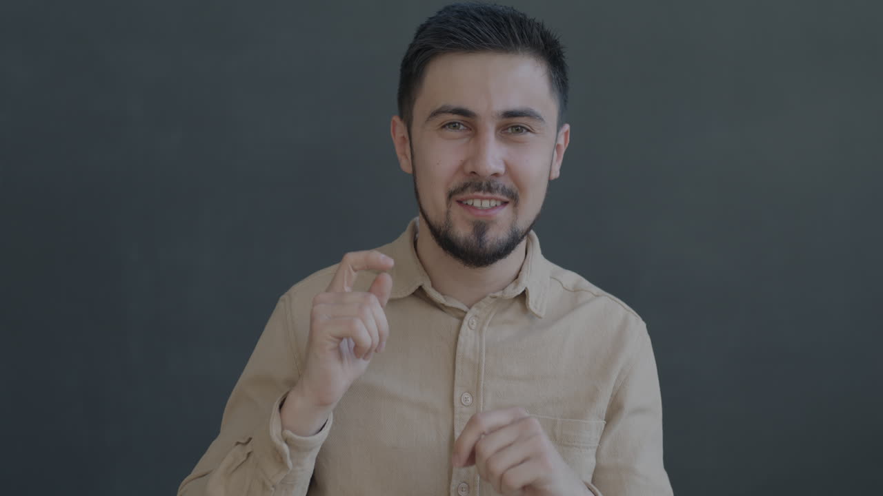 hombre haciendo una presentación