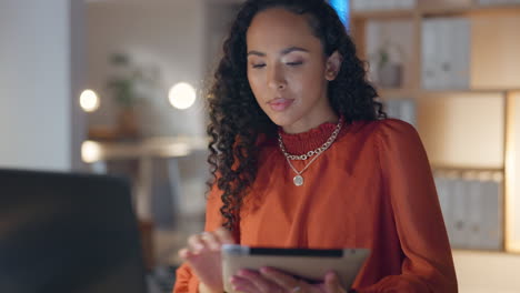 mujer negra, tableta y portátil trabajando por la noche