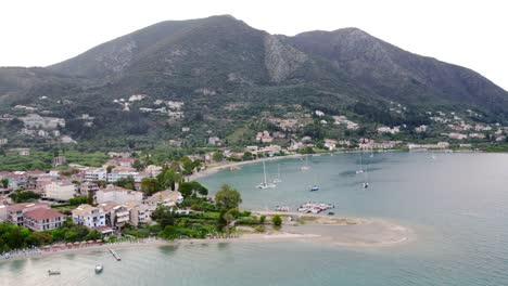 Nidri,-Un-Emblemático-Pueblo-Costero-Y-Puerto-Ubicado-En-La-Isla-De-Lefkada-En-El-Jónico,-Grecia