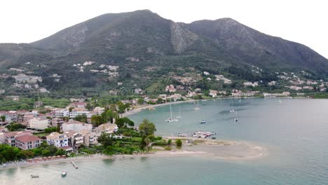 nidri, un icónico pueblo costero y puerto ubicado en la isla de lefkada en el mar jónico, grecia