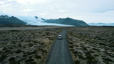 Los-Turistas-Van-En-Auto-Para-Ver-El-Glaciar-En-Islandia