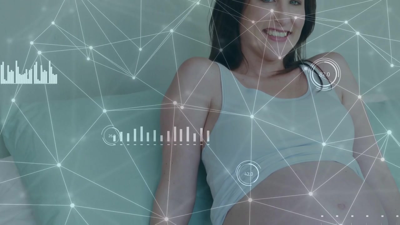 Mulher grávida se apoiando enquanto a câmera se afasta, fazendo com que o HUD escaneie a barriga e mostre estatísticas de saúde