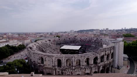 Luftaufnahme,-Die-über-Einem-Haus-Vorrückt,-Um-Die-Arenen-Von-Nîmes,-Das-Römische-Museum,-Zu-Enthüllen