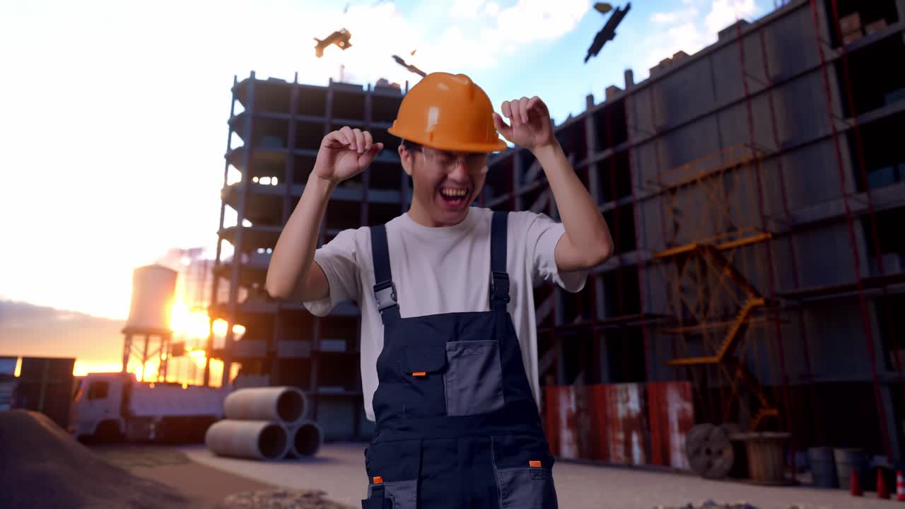 un trabajador asiático bailando en un sitio de construcción.